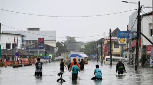 Floods displace 122,000 people in Malaysia