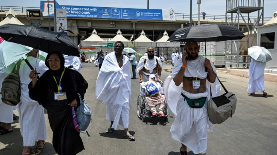 Peregrinos muçulmanos chegam a Mina, na Arábia Saudita, etapa-chave do hajj