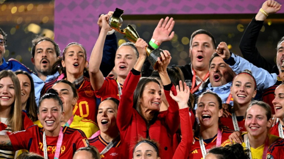 Na Espanha, torcedores comemoram a conquista da primeira Copa feminina