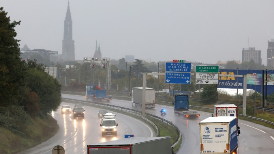 Alsace: opération escargot des routiers contre un projet de taxe poids lourds