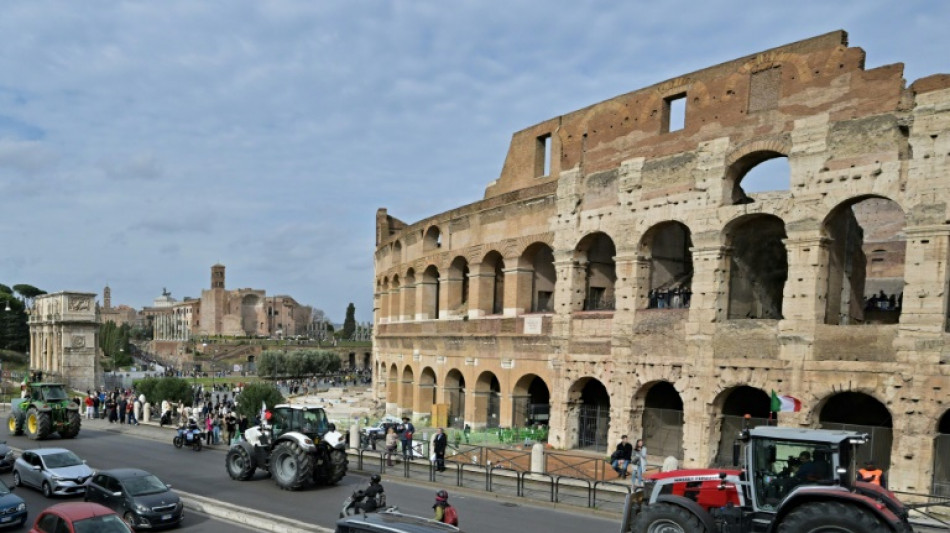 Agricultores italianos protestam com quatro tratores em frente ao Coliseu