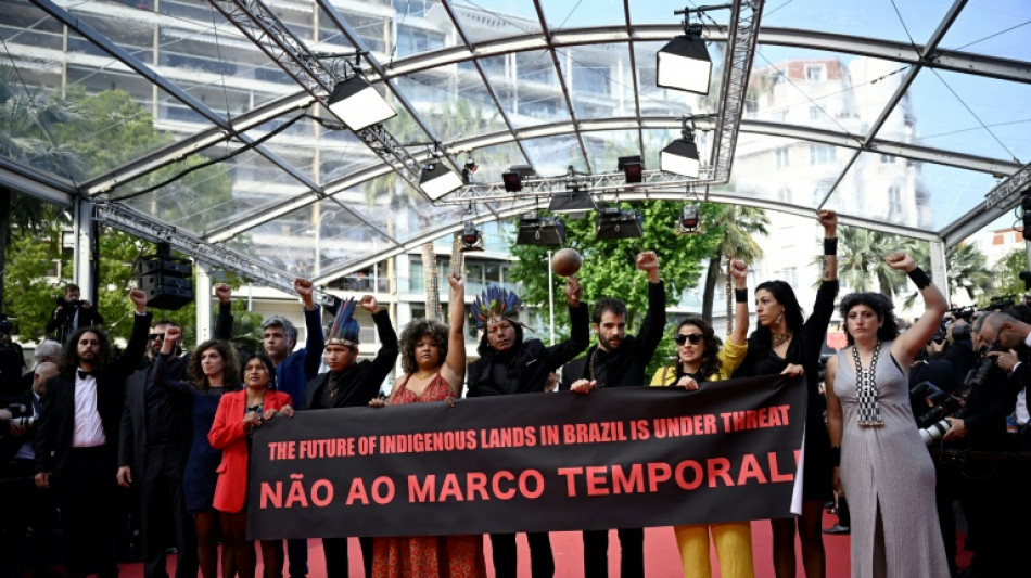 Protesta en Cannes para defender las tierras indígenas en Brasil