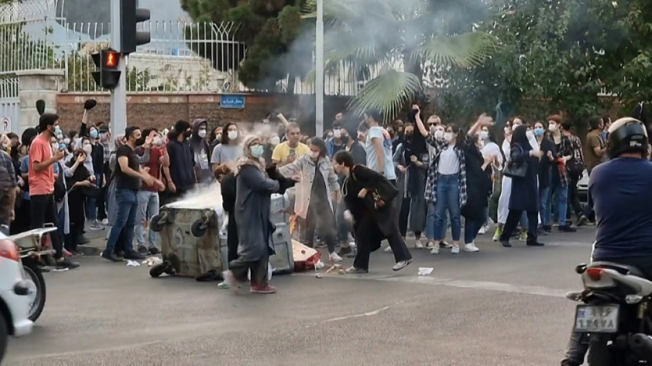 Iraníes protestan por décima noche desafiando advertencias judiciales