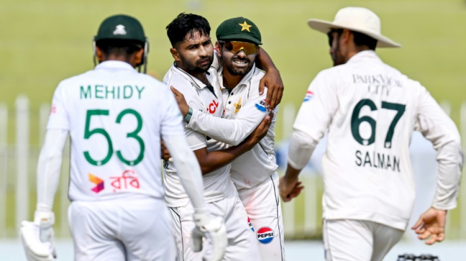 Mehidy, Das put on 165 as Bangladesh recover from 26-6