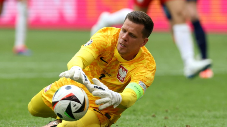 Barca lure goalkeeper Szczesny out of retirement