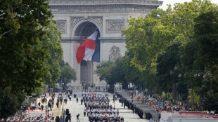 Francia conmemora el 14 de julio en plena inestabilidad política