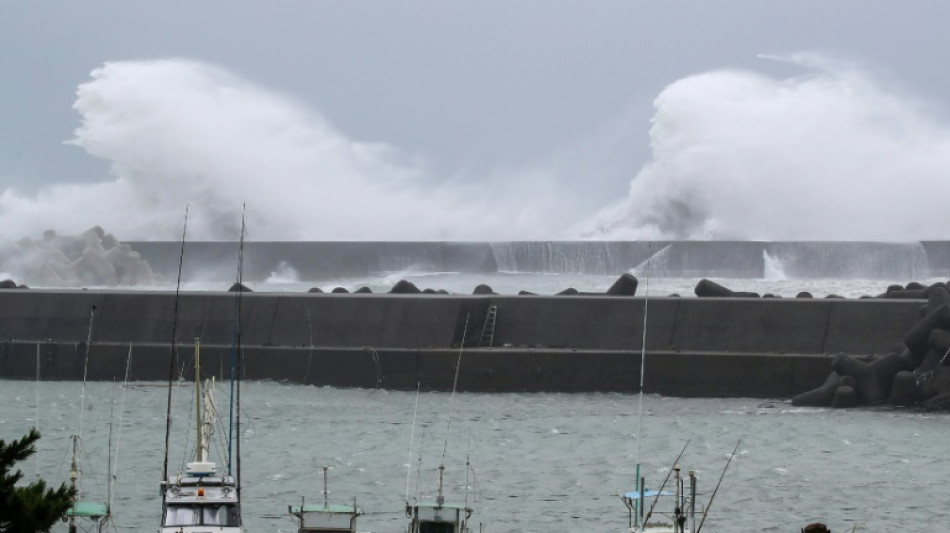 Japón se prepara para la llegada del tifón Lan a su isla principal