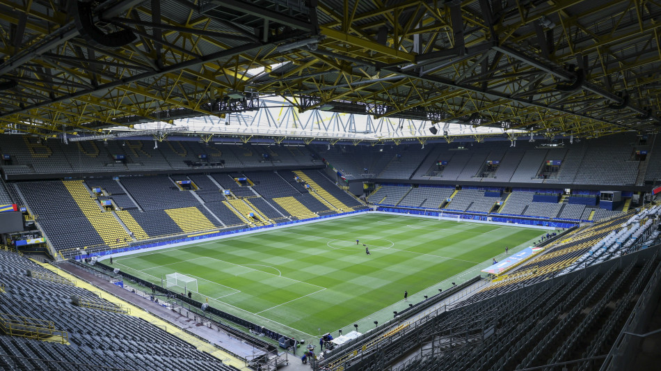 Euro 2024: a Dortmund tifosi Albania alzano il 'muro rosso'