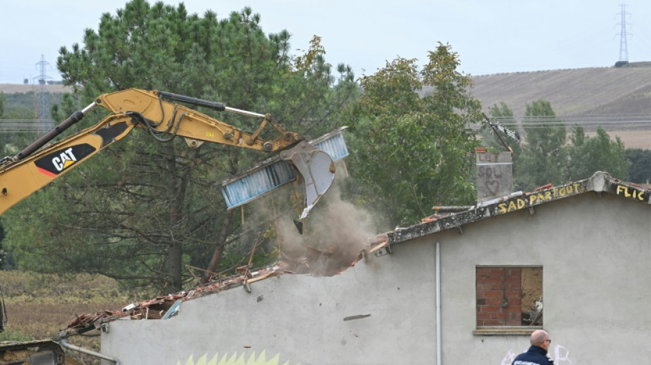 A69: démolition en cours de la dernière maison sur le chantier, intervention dans les arbres