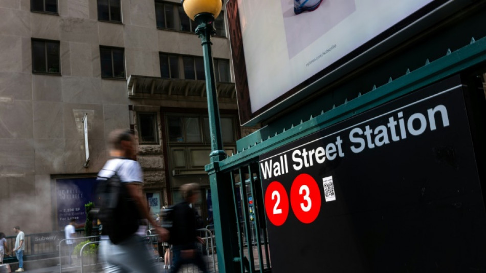 Wall Street clôture en baisse, froissée par l'inflation tenace