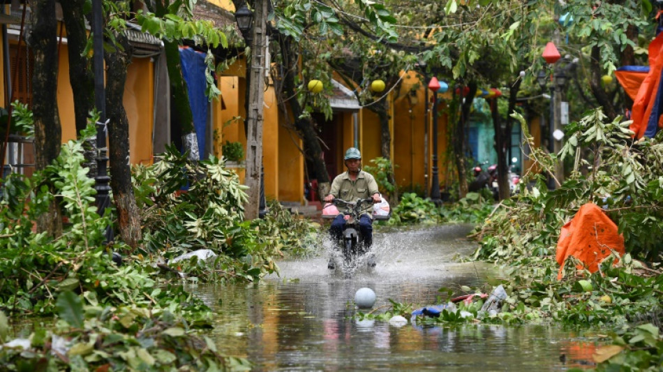 Le typhon Noru a touché terre au Vietnam, des dégâts matériels