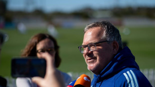 Elton besucht DFB-Frauen und stichelt gegen Südkorea