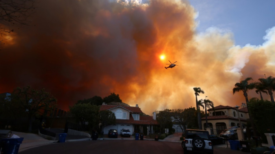 Incendio forestal desata pánico y evacuaciones en un suburbio de Los Ángeles